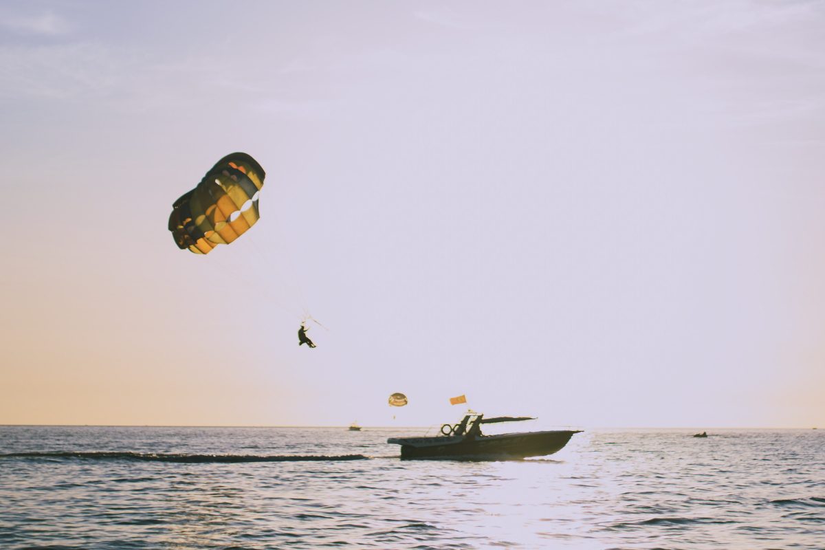 Parasailing en las playas de Barcelona, increíble actividad acuática, con paracaídas arrastrado por una lancha motora. 